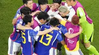 Para pemain Jepang merayakan gol kedua ke gawang Spanyol pada pertandingan Grup E Piala Dunia 2022 di Stadion Internasional Khalifa, Doha, Qatar, Jumat, 2 Desember 2022. Jepang menang 2-1 dan lolos ke babak 16 besar. (AP Photo/Petr David Josek)