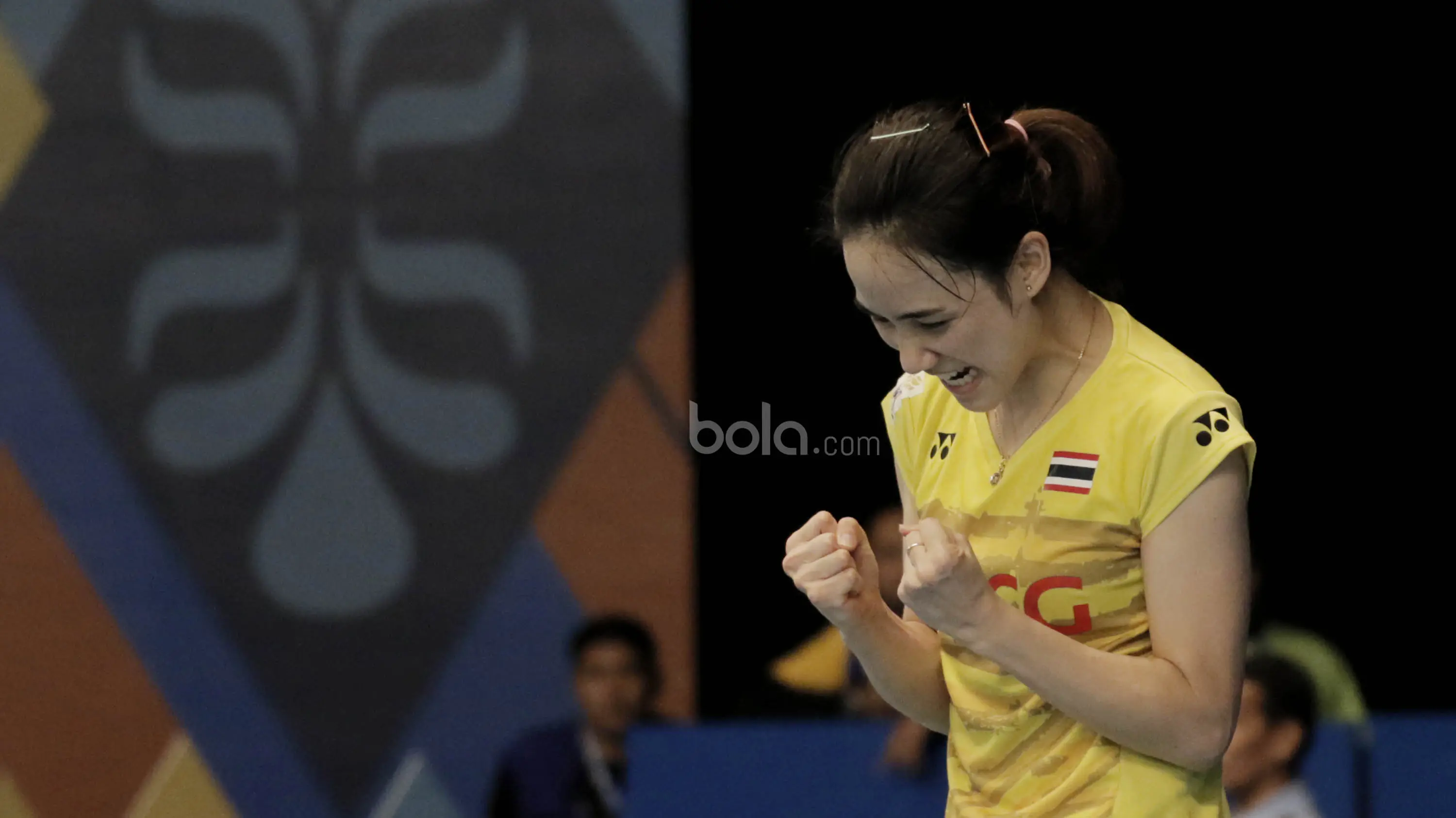 Tunggal putri Thailand, Nitchaon Jindapol, melawan Tunggal Putri China Taipei, TAI Tzu Ying pada laga Indonesia Open 2017 di JCC, Kamis, (15/6/2017). (Bola.com/M Iqbal Ichsan)