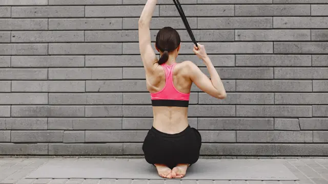 Lengan Sering Pegal Saat Kerja? Lakukan Gerakan Peregangan Simpel Ini Sambil Duduk