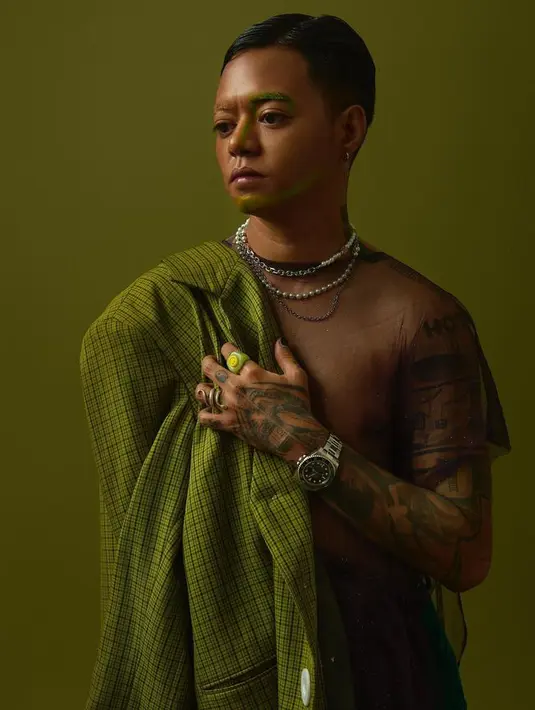 Melalui unggahan Instagramnya, ia membagikan sederet foto pemotretan bersama fotografer Denny Tjan. @ybrap.