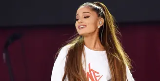 Ledakan bom di Manchester pada beberapa minggu lalu mungkin akan selalu ada di benak Ariana Grande. Pasalnya ledakan itu terjadi di penghujung konsernya, dan tentunya sangat membuatnya terpukul. (AFP/Bintang.com)