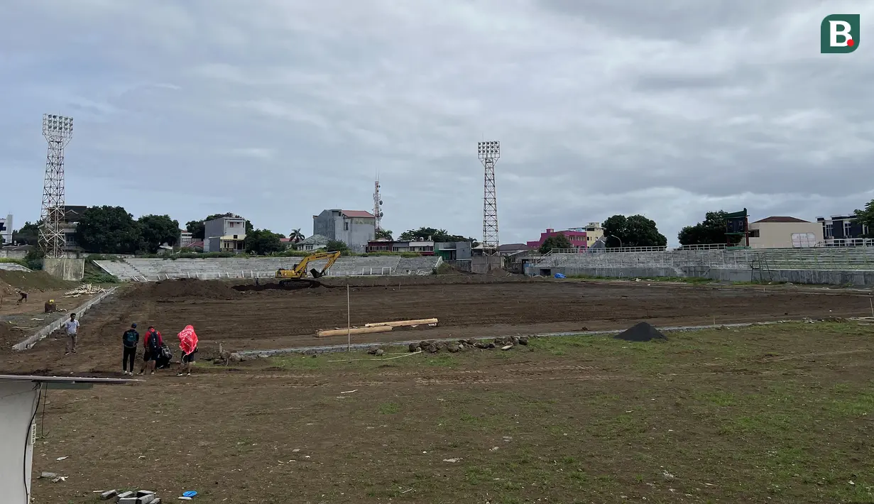 Suasana renovasi Stadion Gelora Kie Raha yang terletak di Ternate, Maluku Utara pada Kamis, (14/3/2024). Stadion yang akan digunakan oleh Malut United untuk Liga 1 musim depan tersebut diperkirakan bakal menampung 8 hingga 10 ribu penonton. (Bola.com/Hery Kurniawan)