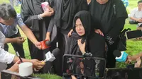 Tangis Karina Ranau Iringi Pemakaman Epy Kusnandar, Sebut Almarhum Suami dan Pendengar Terbaik