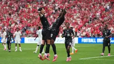Jonathan David merayakan gol yang dicetaknya bersama rekan setimnya, Stephen Eustaquio, setelah mencetak gol ke gawang Qatar dalam laga kedua Grup B Piala Dunia 2026 di Vancouver, British Columbia, Jumat (19/6/2026) pagi WIB. Jonathan David mencetak hattrick dan Kanada menang telak 6-0 dalam laga ini. (Darryl Dyck/The Canadian Press via AP)