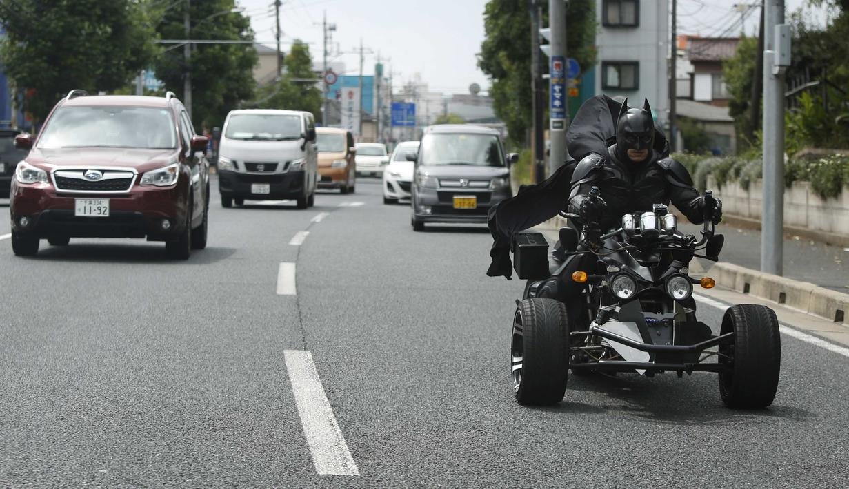 Pria misterius berumur 41 tahun, yang dipanggil Chibatman itu tampak mengendarai motor besar dengan tiga roda, Jepang, (31/8/14). (REUTERS/Yuya Shino)
