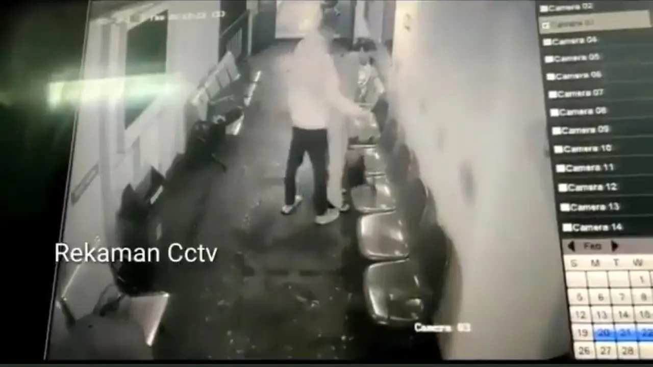 Viral rekaman video kamera CCTV yang memperlihatkan seorang pria diduga hendak melempar istrinya ke laut dari atas kapal.