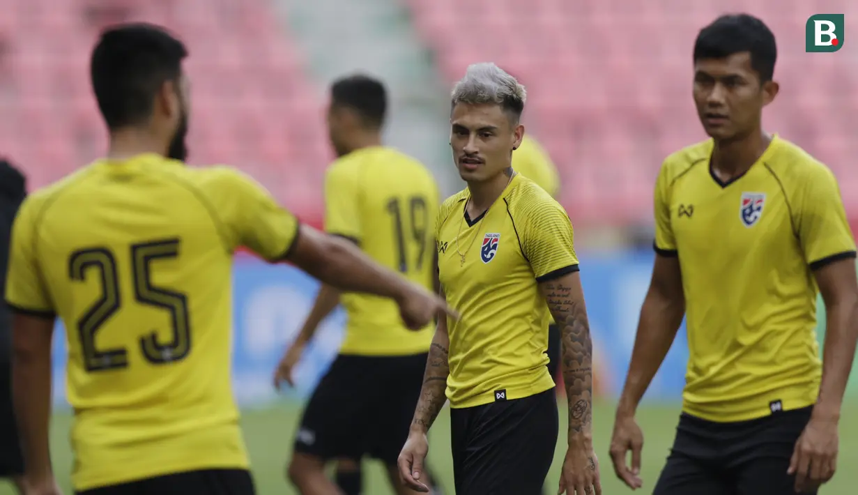 Pemain Thailand, Philip Roller, berdiskusi dengan rekannya saat latihan di Stadion Rajamangala, Bangkok, Jumat (16/11). Latihan ini persiapan jelang laga Piala AFF 2018 melawan Timnas Indonesia. (Bola.com/M. Iqbal Ichsan)