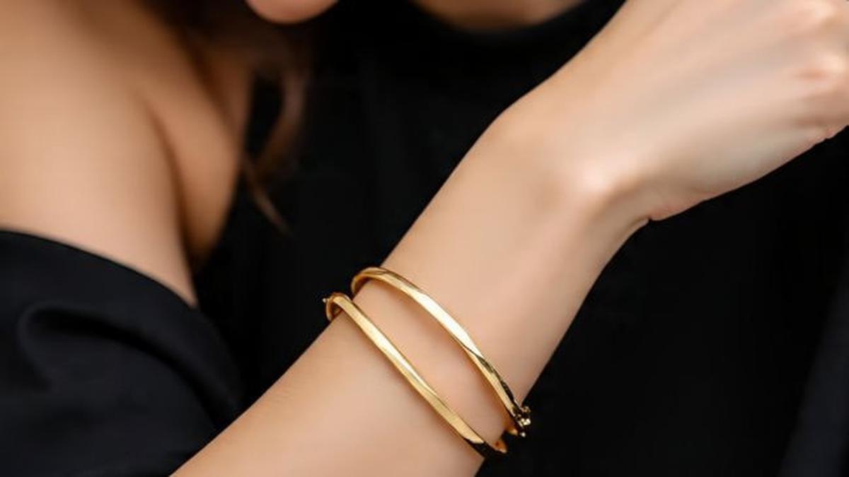 10 Gelang Emas 20 Gram 24 Karat Model Bangle, Nilai Jual Tinggi Cocok untuk Investasi