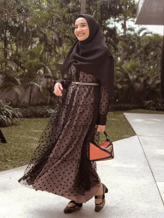 Penampilan Zaskia Sungkar menggambarkan selera fashionnya yang berkelas. Padu padan busana dan aksesorinya selalu disesuaikan oleh gaya yang dipilih mulai dari santai hingga elegan. (Liputan6.com/IG/@zaskiasungkar15)