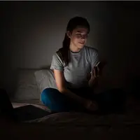 Media sosial selalu berhasil menjadi kebutuhan utama. Mengurangi waktu tidur dengan menelusuri hal-hal yang terkadang tidak kita perlukan (Foto: Freepik.com)