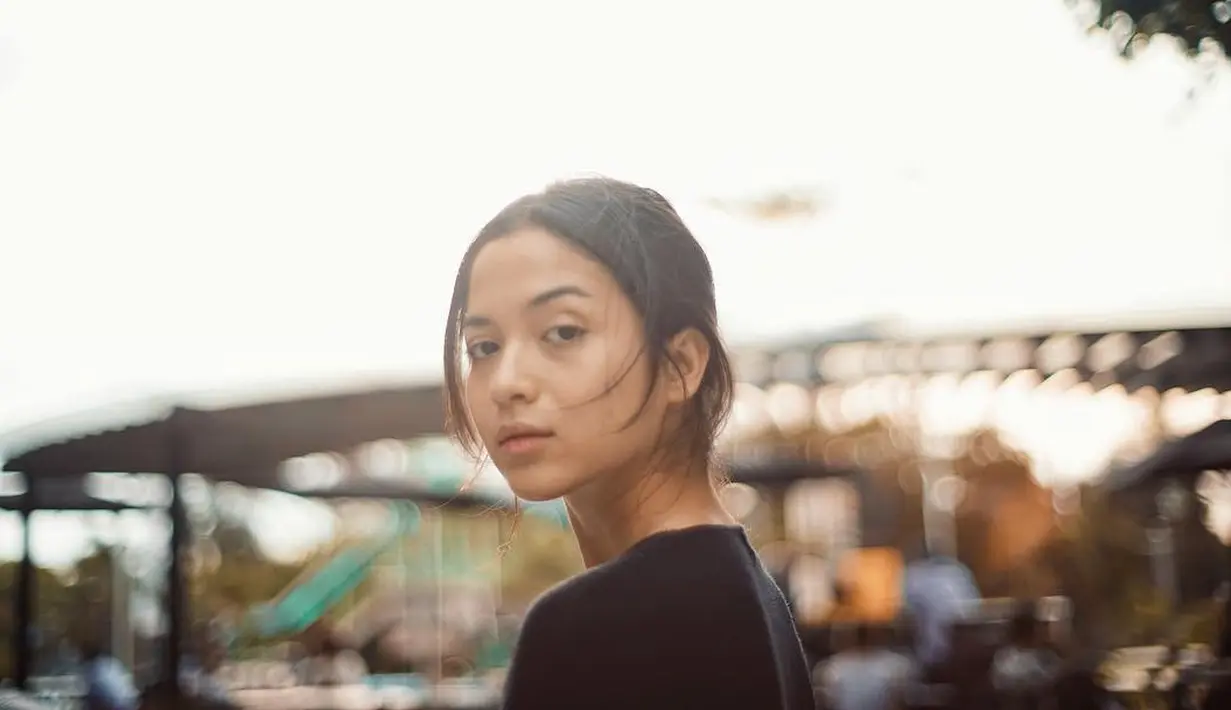 “....kau berlaku seolah segala kuasa untuk menghentikan dan menjalankan waktu ada pada tanganmu..” (Instagram/putrimarino)