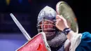 Seorang kontestan beristirahat selama jeda antara babak dalam ajang Warrior 2020 di Moskow, Rusia, pada 23 Februari 2020. Warrior 2020, sebuah turnamen kesatria internasional dan pertunjukan abad pertengahan yang unik, digelar di Moskow pada Minggu (23/2). (Xinhua/Maxim Chernavsky)