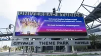 Universal Studio Hollywood tutup sementara selama pandemi corona Covid-19. (VALERIE MACON / AFP)