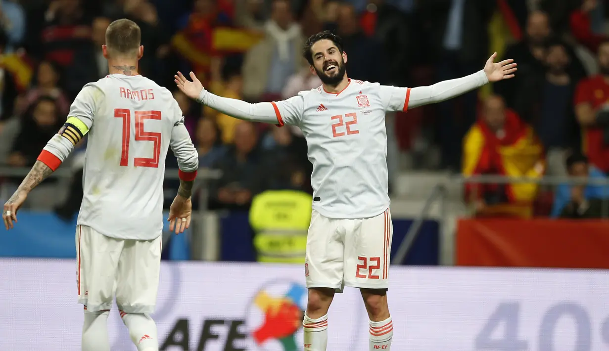 Pemain Spanyol, Isco Alarcon (kanan) merayakan gol saat melawan Argentina pada laga uji coba di Wanda Metropolitano stadium, Madrid, (27/3/2018). Spanyol menang telak 6-1 atas Argentina. (AP/Paul White)