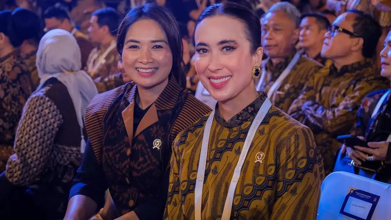 Potret Cantik Menpar Widi Wardhana Hadiri Perayaan Natal Nasional 2024 di GBK, Wajah Glowing-nya Bikin Salah Fokus