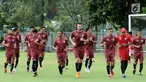 Sejumlah pemain Persija berlari kecil saat latihan resmi jelang laga Piala AFC 2018 di Lapangan A Senayan, Jakarta, Selasa (27/2). Persija akan menjamu Tampines Rovers FC pada laga grup H Piala AFC 2018, Rabu (28/2). (Liputan6.com/Helmi Fithriansyah)