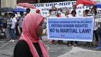 Sejumlah orang menggelar aksi protes terhadap  deklarasi Darurat Perang oleh Presiden Duterte di wilayah selatan Mindanao, Manila, Filipina, Kamis (8/6). deklarasi tersebut menurut mereka hanya akan menimbulkan pelanggaran HAM. (AP Photo / Bullit Marquez)