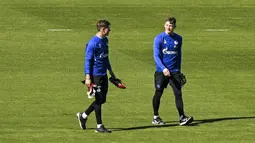 Kiper FC Schalke 04, Alexander Nueberl dan Markus Schubert, saat sesi latihan di Gelsenkirchen, Jerman, Rabu (23/4/2020). FC Schalke 04 menggelar sesi latihan setelah Bundesliga direncanakan akan kembali bergulir pada pada 9 Mei mendatang. (AP/Martin Meissner)