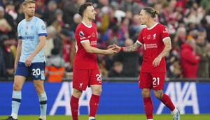 Bek sayap Liverpool, Kostas Tsimikas (kanan) menyelamati Diogo Jota usai mencetak gol ke gawang Brentford, Minggu (12/11/2023). (AP Photo/Jon Super)