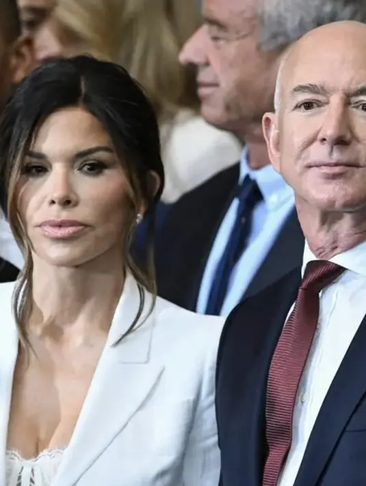 Makeupnya juga terlihat bold dengan eyeshadow smokey. Bulu matanya juga terlihat dominan dengan lipstik nude yang mengimbanginya. [Foto: Instagram/ Jeff Bezoz]