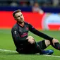 Reaksi pemain Arsenal, Aaron Ramsey setelah gagal mencetak gol ke gawang Atletico Madrid pada laga leg kedua semifinal Liga Europa di Wanda Metropolitano, Kamis (3/5). Arsenal tersingkir dari Liga Europa setelah kalah 0-1. (AP/Francisco Seco)