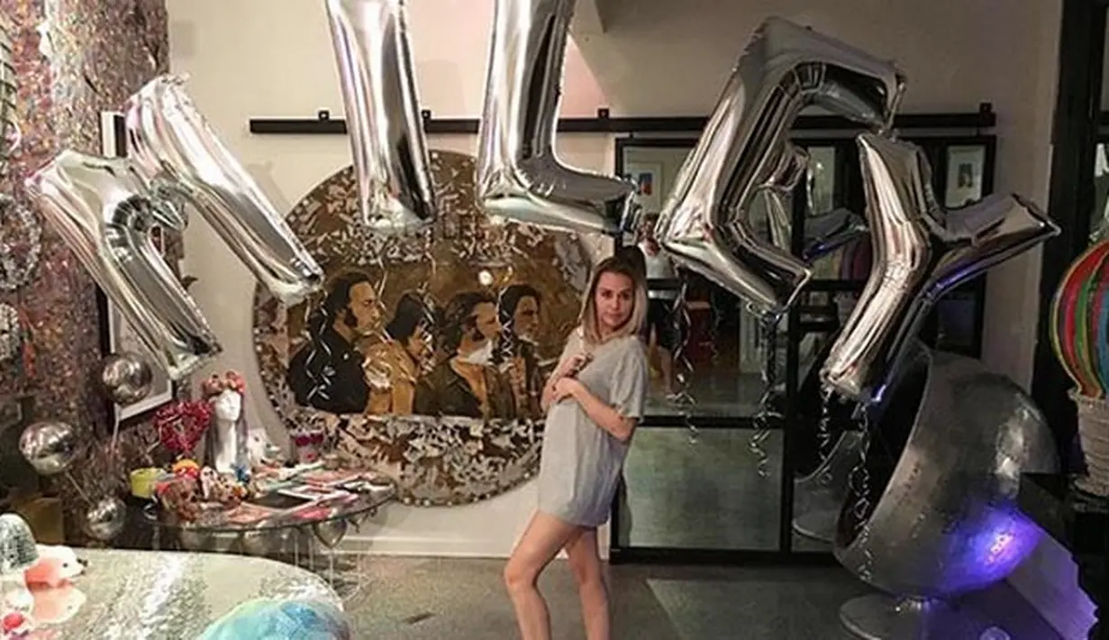 Saat itu Miley mengenakan kaus oblong berwarna abu-abu dan membuat perutnya terlihat lebih buncit. Tak tinggal diam, ternyata Miley pun angkat bicara dengan mengunggah sebuah artikel di intastorynya. (Instagram/miley cyrus)