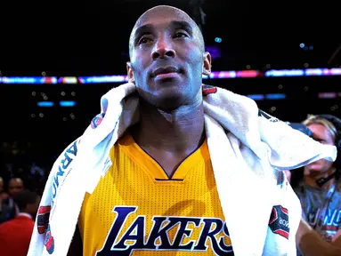 Pemain Los Angeles Lakers, Kobe Bryant bersedih usai pertandingan antara Lakers melawan Utah Jazz di Staples Center, AS, (13/4). Di akhir karirnya, Kobe menelan pil pahit harus kalah dari Utah Jazz dengan skor 101-96. (Robert Hanashiro-USA TODAY Sports)