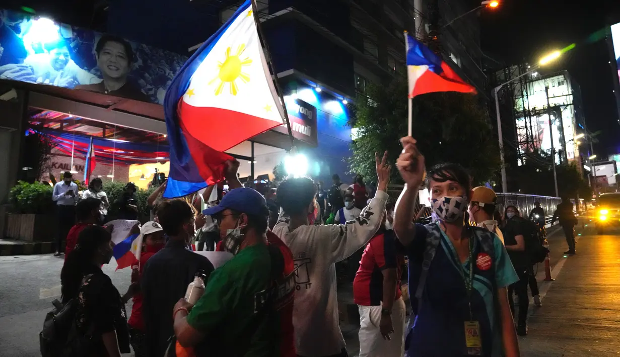 <p>Pendukung tiba di markas besar Ferdinand "Bongbong" Marcos Jr di Mandaluyong, Filipina pada Senin malam (9/5/2022). Ferdinand Marcos Jr., putra mendiang Ferdinand Marcos, diktator Filipina yang terguling, jauh memimpin dalam penghitungan suara tidak resmi pemilu presiden hari Senin. (AP Photo/Aaron Favila)</p>