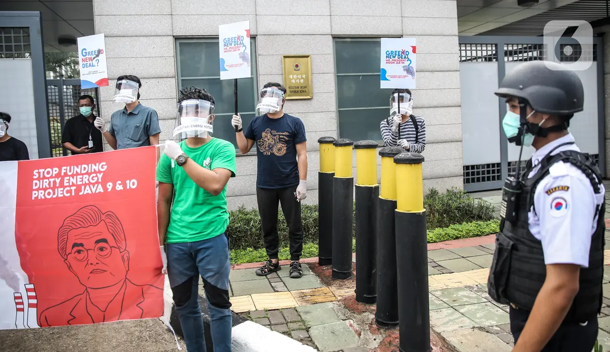 Massa mengenakan pelindung wajah dan masker saat menggelar aksi di depan Kedubes Korea Selatan di Jakarta, Kamis (25/6/2020). Dalam aksinya, mereka meminta Korsel membatalkan rencana pendanan untuk proyek PLTU Jawa 9 dan 10 di Banten yang dinilai merusak lingkungan. (Liputan6.com/Faizal Fanani)