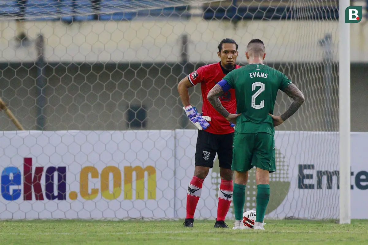 FOTO: Diwarnai 1 Kartu Merah dan 1 Tendangan Penalti, PSS Sleman Harus Puas Imbang 0-0 dengan Persela Lamongan - Aaron Evans; Dwi Kuswanto