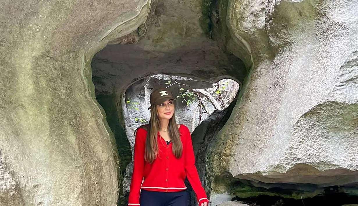 Tidak hanya menikmati serunya liburan ke luar negeri, Luna Maya pun turut menikmati liburannya ke berbagai tempat yang ada di Indonesia. Salah satunya ialah Kampung Karst Ranmang-Ranmang. Pada tempat wisata ini ia menikmati indahnya gua prasejarah yang usianya mencapai puluhan ribu tahun. (Liputan6.com/IG/@lunamaya)