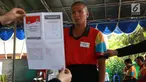 Petugas KPPS menunjukkan surat suara kepada penghuni Panti Sosial Bina Laras Harapan Sentosa (PSBLHS) 2 dalam pemilu serentak di Cipayung, Jakarta, Rabu (17/4). Pada Pemilu 2019, total pemilih dengan disabilitas grahita dan mental yang masuk DPT berjumlah 54.295. (Liputan6.com/Immanuel Antonius)