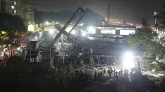 Tim penyelamat mencari korban luka di bawah papan reklame yang runtuh akibat hujan lebat dan hujan lebat, di Mumbai, India, Senin (13/5/2024). (AP Photo/Rafiq Maqbool)