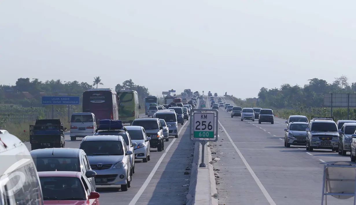 Pemudik melakukan contra flow di dalam Tol Brebes, Jawa Barat, Senin (4/7). Contra flow tersebut diberlakukan petugas untuk memecah kemacetan di Tol Pejagan. (Liputan6.com/Angga Yuniar)