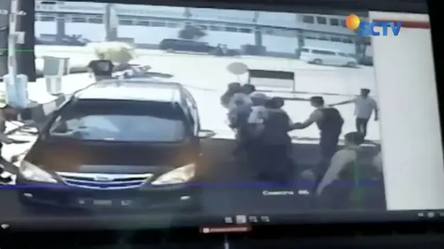 Rekaman CCTV memperlihatkan detik-detik pengendara sepeda motor yang berboncengan mendekati pintu masuk Mapolrestabes Surabaya.