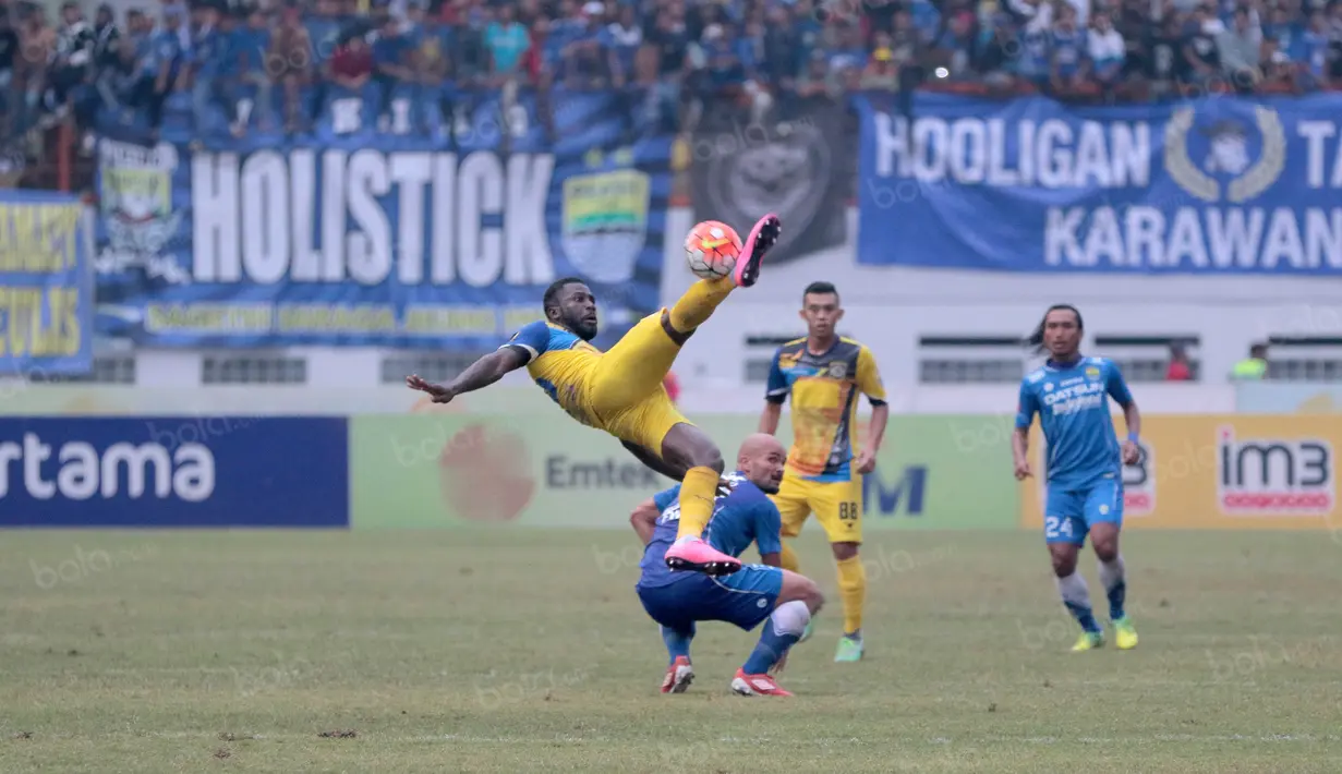 Aksi pemain Persiba Balikpapan, Dirkir saat melawan Persib Bandung pada lanjutan Torabika SC 2016  di Stadion Wibawa Mukti, Cikarang, Sabtu (1/10/2016). (Bola.com/Nicklas Hanoatubun)