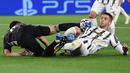 Gelandang Juventus, Rodrigo Bentancur, berebut bola dengan gelandang Olympique Lyon, Houssem Aouar, pada laga leg kedua Liga Champions 2019/2020 di Stadion Allianz, Sabtu (8/8/2020) dini hari WIB. Juventus kalah agregat 2-2 atas Olympique Lyon. (AFP/Miguel Medina)