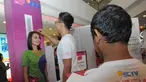 Audisi Miss Celebrity 2014 memasuki kota Jakarta, Sabtu (20/09/14). Salah satu peserta sedang mengukur tinggi badan (Liputan6.com/Herman Zakharia)