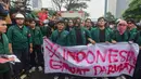 Mahasiswa dari Universitas Muhammadiyah Prof. DR. HAMKA (Uhamka) menggelar aksi di jalan Sudirman, Jakarta, saat akan berunjuk rasa di kawasan Bundaran Hotel Indonesia, Senin (15/6/2026). (merdeka.com/Arie Basuki)