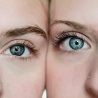 Genetika dan gaya hidup yang buruk menjadi penyebab timbulnya mata panda. Berikut cara mengatasinya secara alami.