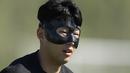 Penyerang Korea Selatan, Son Heung-min melakukan pemanasan selama sesi latihan tim di Al Egla Training Site 5 di Doha, Qatar, Rabu, 23 November 2022. Korea Selatan akan bertanding melawan Uruguay pada pertandingan perdana Grup H Piala Dunia 2022 Qatar, Kamis (24/11/2022) pukul 20.00 WIB. (AP Photo/Lee Jin-man)