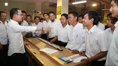 Dalam kunjungan kerja ke Makassar, Menteri Ketenagakerjaan (Menaker) M. Hanif Dhakiri mengunjungi sebuah pabrik dan berdialog dengan para Buruh