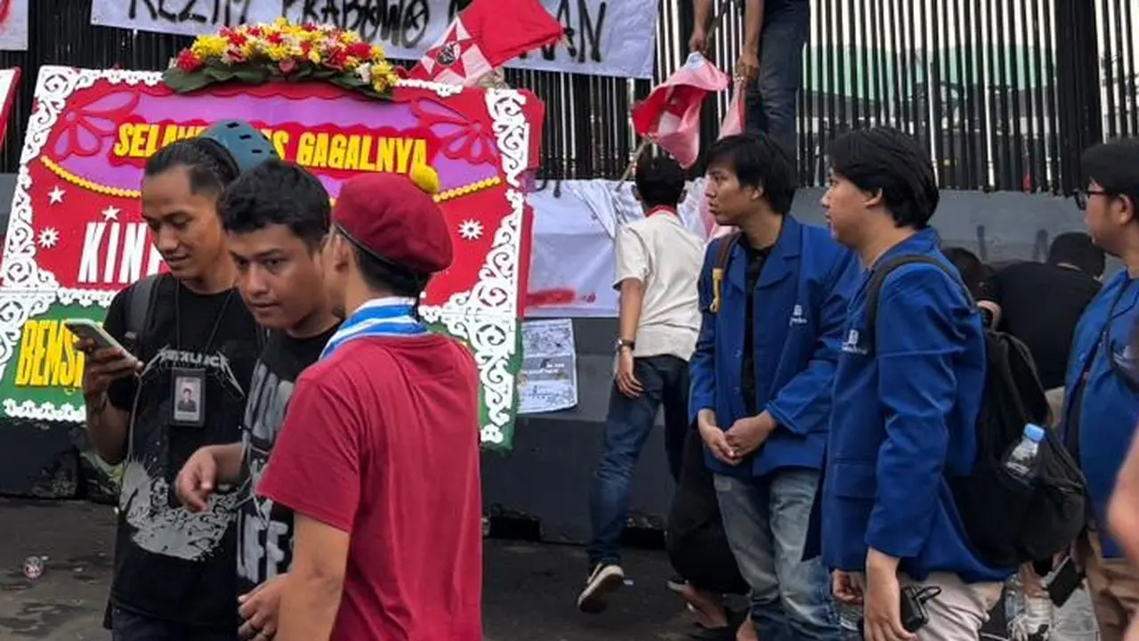 Massa mahasiswa membawa karangan bunga saat berunjuk rasa di depan Gedung DPR RI. (Liputan6.com/Ady Anugrahadi)