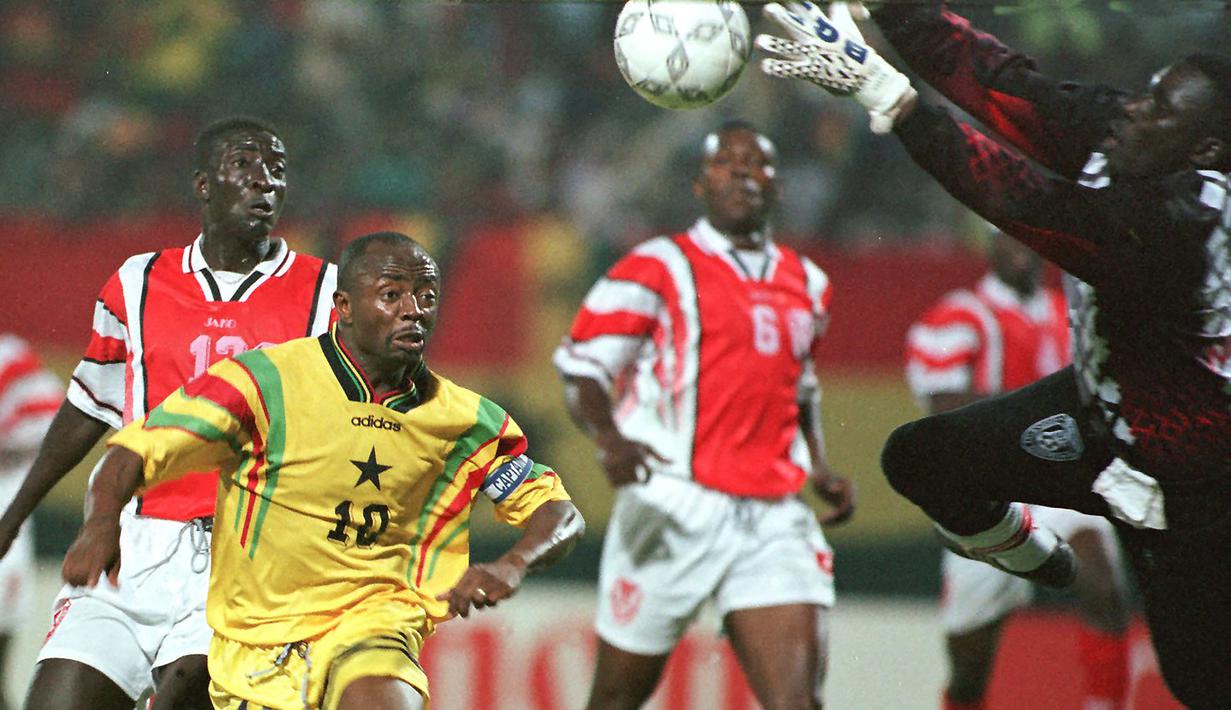 Abedi Pele. Gelandang serang Ghana pemegang rekor penampilan terbanyak di 8 edisi Piala Afrika ini meraih juara pada 1982. Trofi Liga Champions Eropa diraihnya pada musim terakhirnya bersama Marseille, yaitu musim 1992/1993, yang diperkuatnya sejak musim 1987/1988. (AFP/Jean-Philippe Ksiazek)