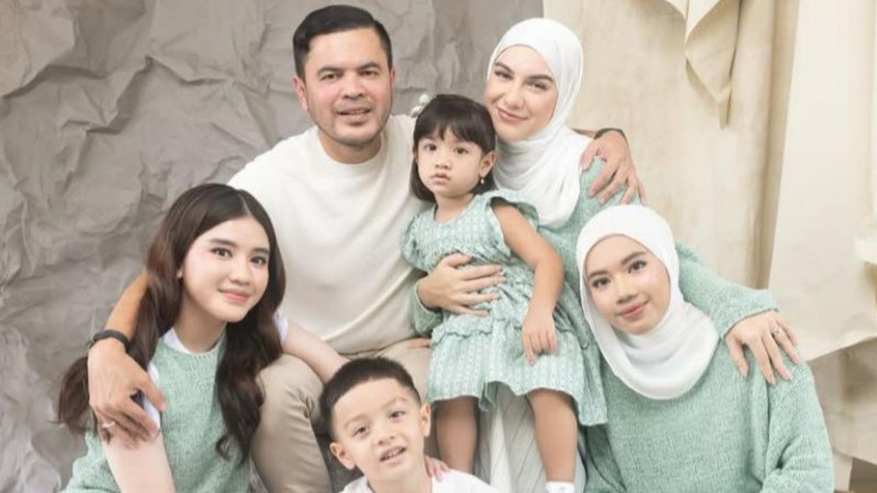 Irish Bella dan Keluarga Kompak Jalani Pemotretan, Penampilan Menawan Jadi Sorotan