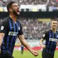 Gelandang Inter Milan Roberto Gagliardini merayakan gol ke gawang Genoa pada laga Serie A di San Siro, Sabtu (3/11/2018). (AP Photo/Antonio Calanni)