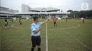 Wasit memimpin pertandingan sepak bola dalam rangkaian HUT Gerindra ke-15 di Lapangan Sepak bola DPR RI, Jakarta, Selasa (31/1/2023). Sejumlah kegiatan dilaksanakan dalam rangkaian HUT Gerinda Ke-15 yang digelar sederhana dan tidak secara foya-foya. (Liputan6.com/Faizal Fanani)