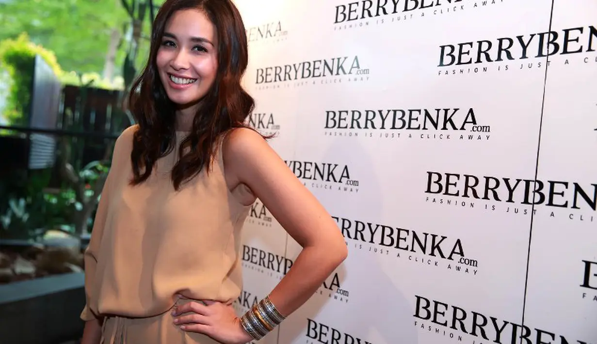 Bagi Marsha Timothy mendesain baju sendiri adalah pengalaman pertama baginya. (foto: M. Akrom Sukarya/Bintang.com)