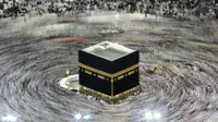 Ribuan jemaah Muslim mengelilingi Kakbah selama bulan haji di Masjidil Haram, Mekah, Arab Saudi pada 13 Agustus 2019. Pemerintah Arab Saudi pada hari Kamis, 27 Februari 2020 resmi menghentikan sementara izin umrah bagi seluruh negara, termasuk juga untuk Indonesia. (AP Photo/Amr Nabil)