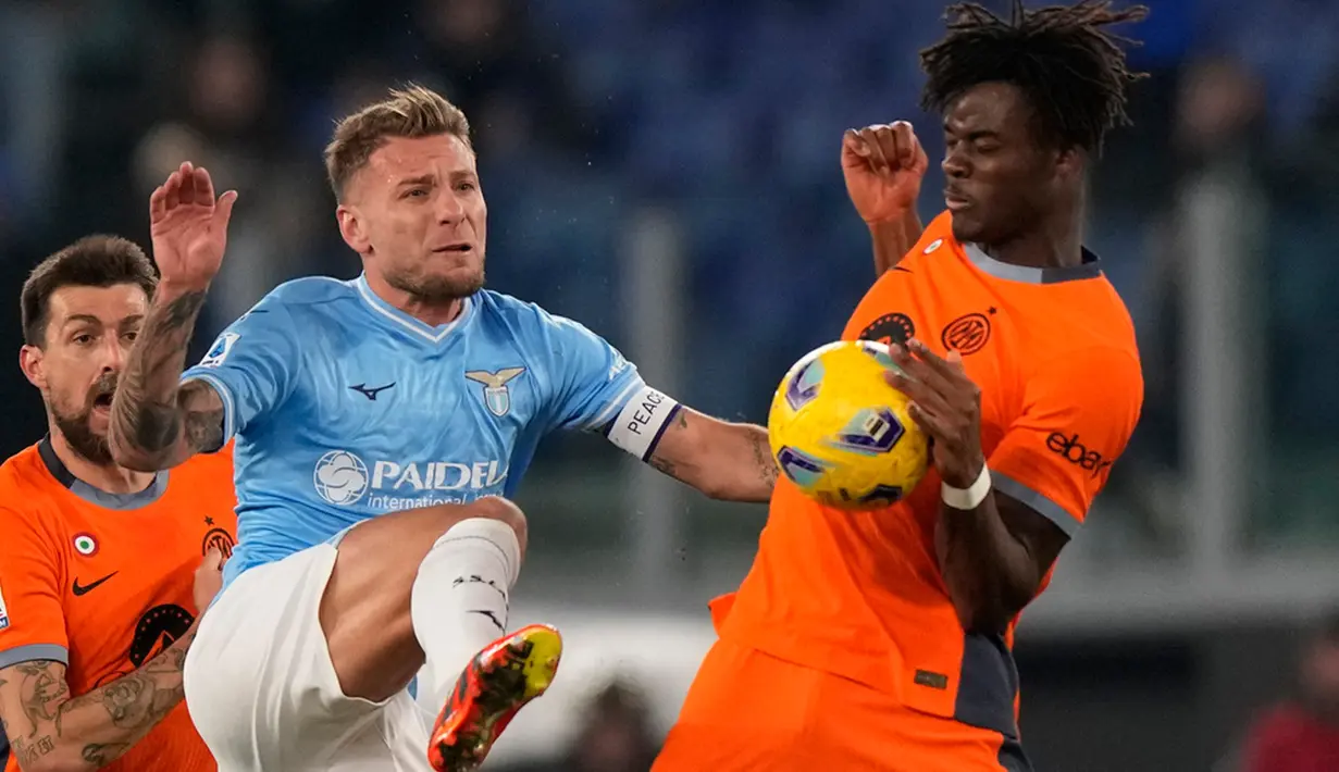Lazio sebetulnya tampil cukup baik di 40 menit pertama. Tapi petaka datang ketika Marusic melakukan back-pass yang buruk, memberi Lautaro Martinez kesempatan untuk mencetak gol pembuka lima menit sebelum turun minum. (AP Photo/Andrew Medichini)